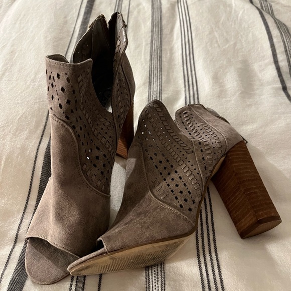 Carlos Santana Chunky Cut Out Heels - Picture 1 of 5